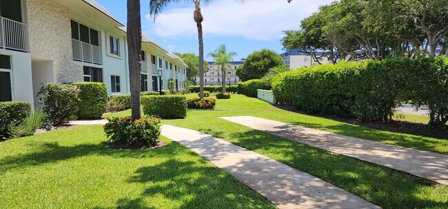 Building Photo - 207 Tropic Isle Dr