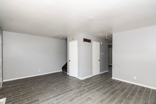 Building Photo - Spacious 4 Bed 2 Bath