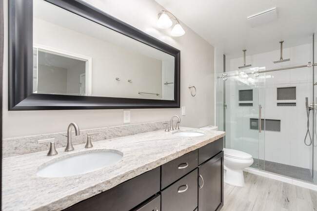 Building Photo - 6842 N Camino de las Brisas
