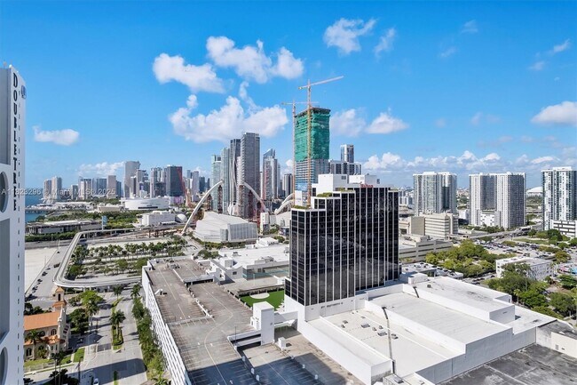 Building Photo - 1750 N Bayshore Dr