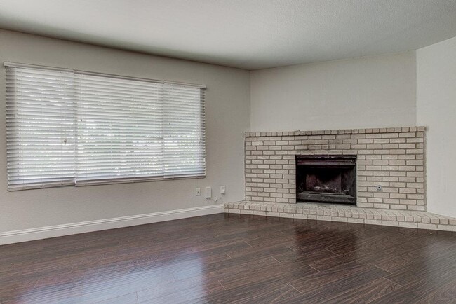 Building Photo - 1711 Cricket Hollow Dr