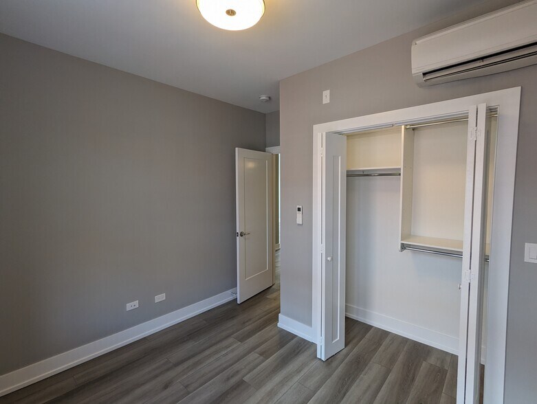 Building Photo - 3935 N Janssen Ave