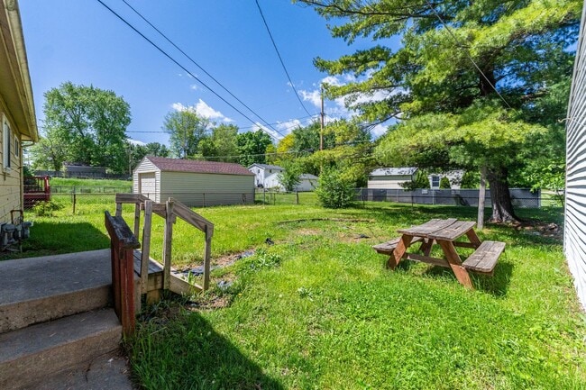 Building Photo - NEW LISTING! 3 BEDROOM HOUSE!