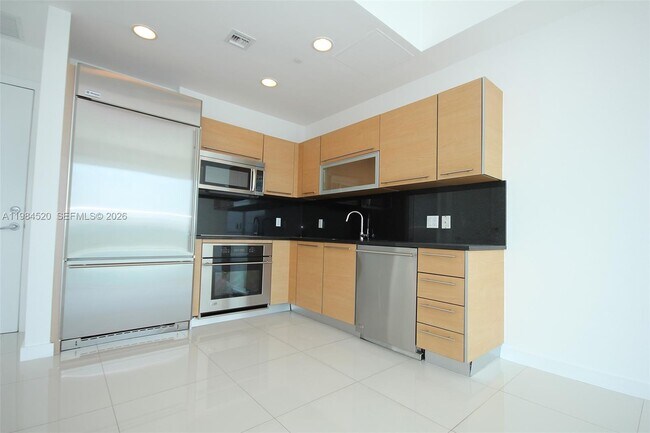 Building Photo - 950 Brickell Bay Dr