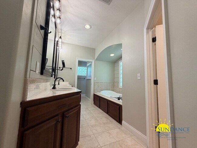 Building Photo - 213 Golf Course Dr