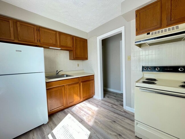 Building Photo - QUIET + CONVENIENT 1 Bedroom Available!