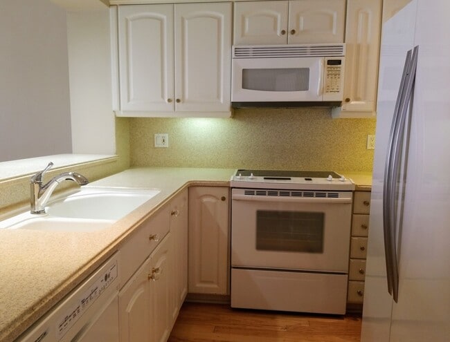 Building Photo - $2595. Marina District upgraded 1bd 1ba with balcony 735 sq ft