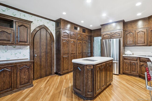 Building Photo - 18 Heights Rd