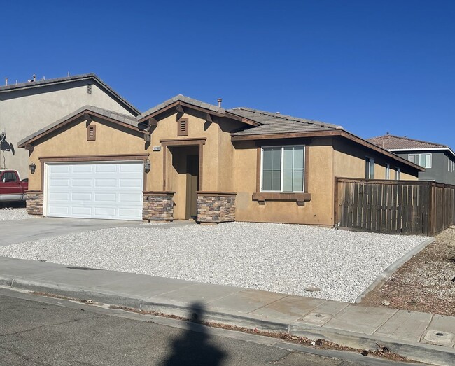 Building Photo - Hesperia- 3 Bedrooms, 2 bathrooms, New pai...