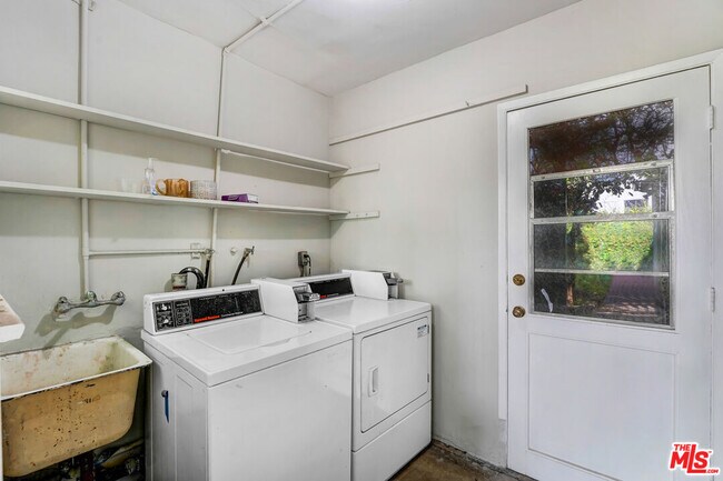 Building Photo - 9930 Robbins Dr