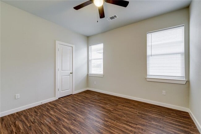 Building Photo - 906 Quartz Ct