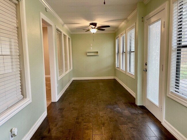 Building Photo - 3223 Hemingway Dr