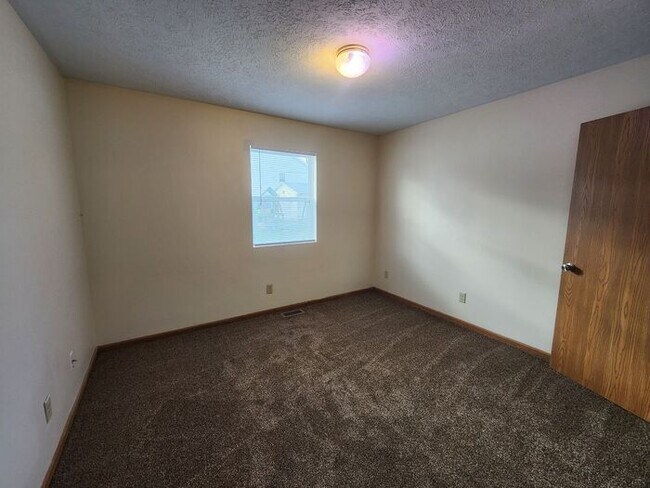 Building Photo - Updated 2 Bedroom Duplex on North Side