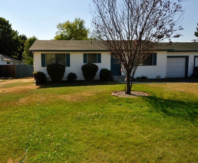 Building Photo - 3 bed 2 bath rancher duplex close to Hayden Lake