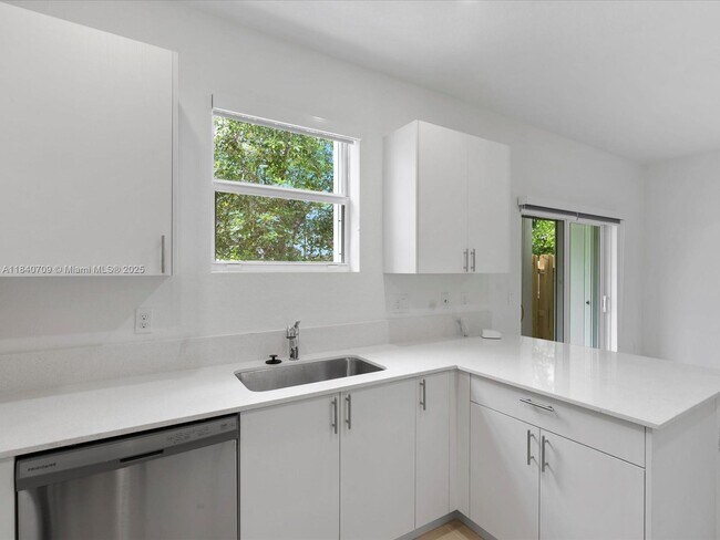 Building Photo - 106 SW 184th Ave