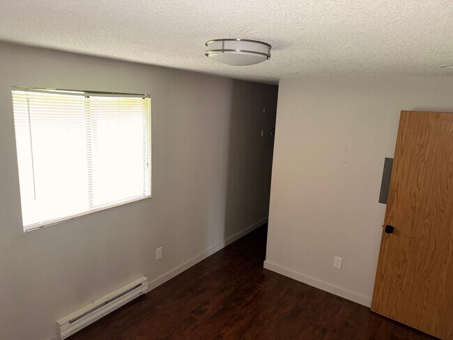 Building Photo - 1406 Bellevue Way NE