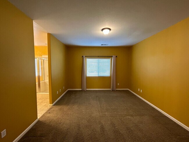 Building Photo - Beautiful 3 Bedroom/2 Bathroom + Office in...