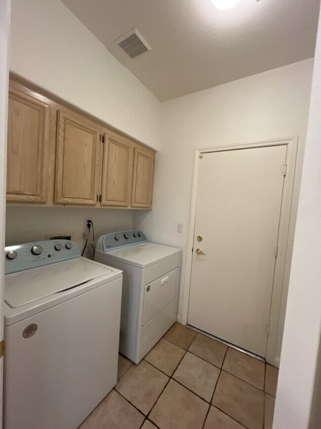 Building Photo - GET READY FOR SUMMER IN THIS BEAUTIFUL 5 BEDROM 3 BATHROOM HOME WITH A STATE OF THE ART APPLIANCE...