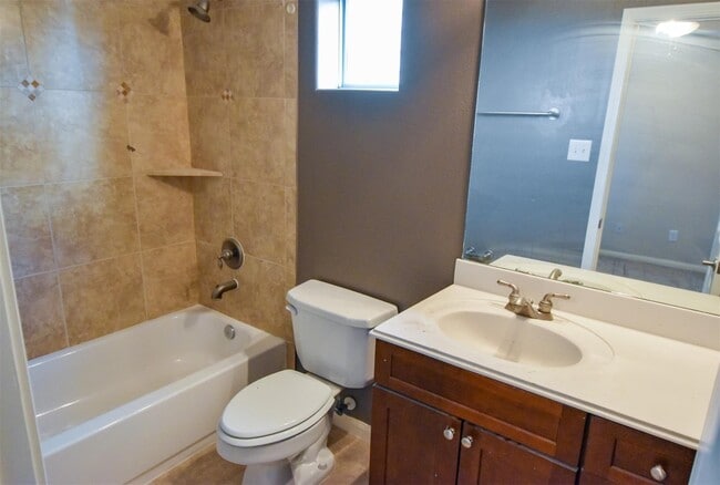 Building Photo - 1141 W 24th St