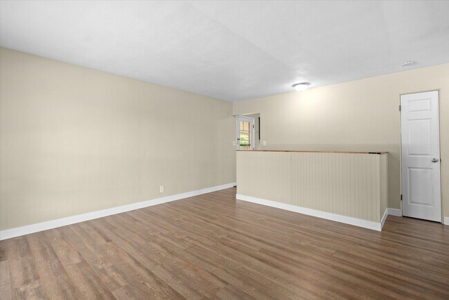 Building Photo - 8 Manor Dr
