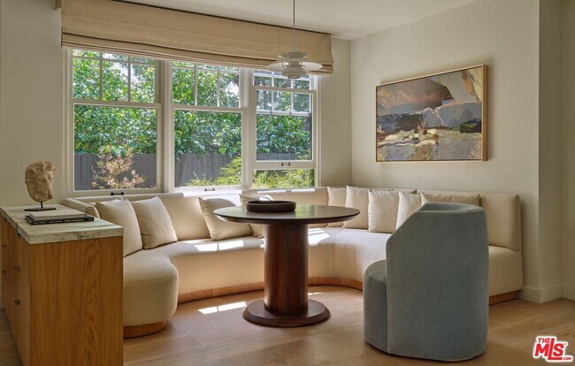 Building Photo - 8673 Hollywood Blvd