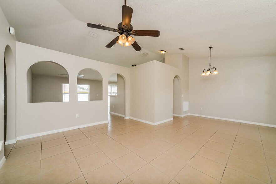 Building Photo - 330 Medina Ct
