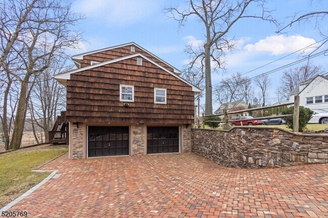 Building Photo - 24 Coolidge Pl