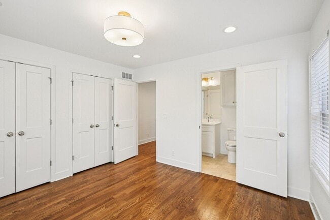 Building Photo - Main St Townhomes