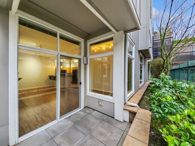 Building Photo - Bright 1-Bedroom + Office in Downtown Kirk...