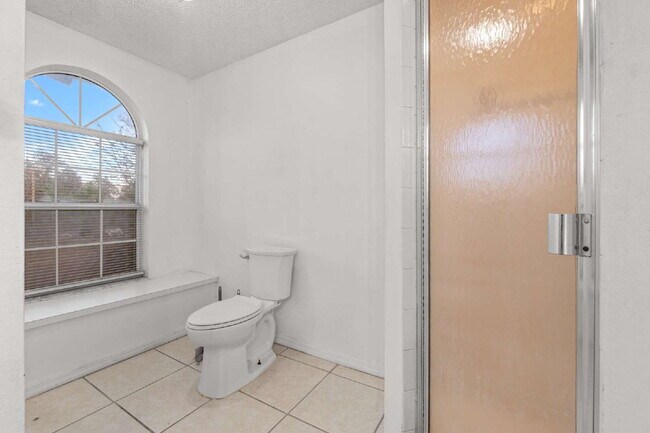 Building Photo - 3BR, 2BA available now in Silver Springs Shores