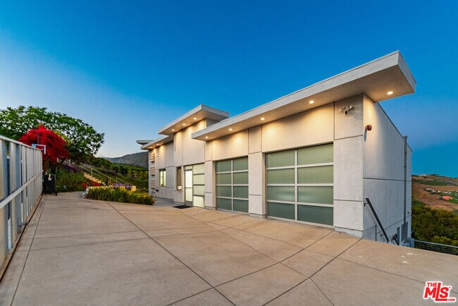 Building Photo - 28405 Via Acero St