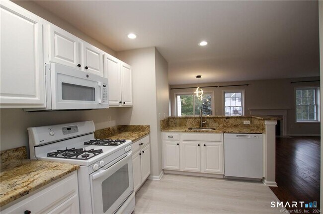 Building Photo - 303 Larson Dr