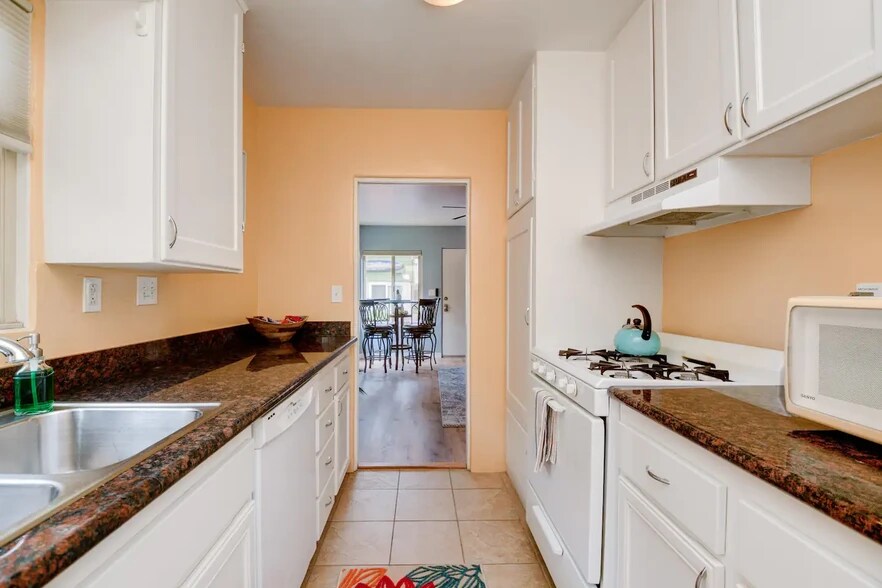 Building Photo - 817 Island Ct