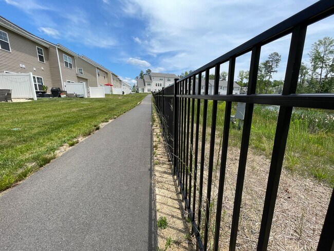 Building Photo - Willet | 4 Bed 3.5 Bath | Garage | 2287 sf | $3120 - $3432 | 8, 9, 13, 14, and 15 month lease terms