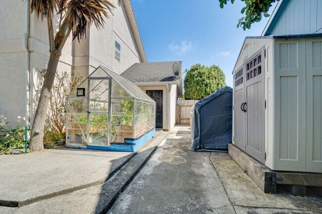 Building Photo - Spacious 4-Bedroom Home in Sought-After Lu...