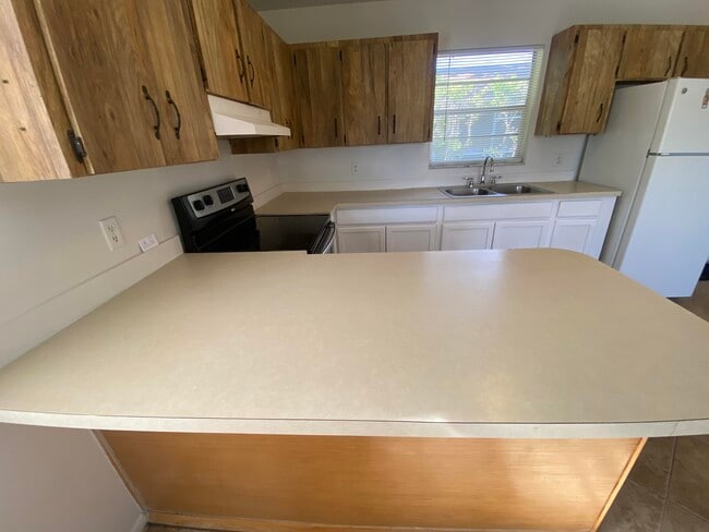 Building Photo - 1104 NE 3rd Ave