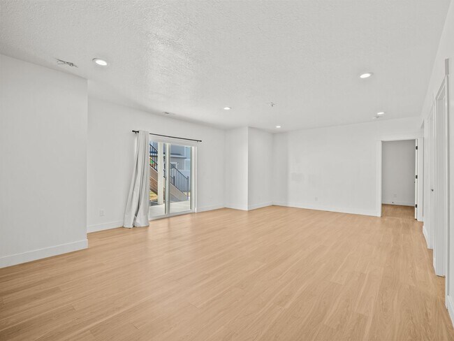 Building Photo - 5 Bed / 3.5 Bath Home in Saratoga Springs – Spacious Living Near Utah Lake