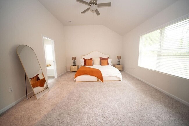 Building Photo - 585 River Gdns Dr