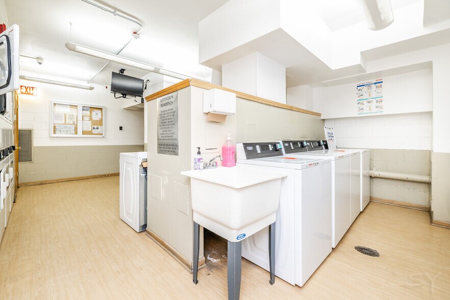 Building Photo - 230 E Ontario St