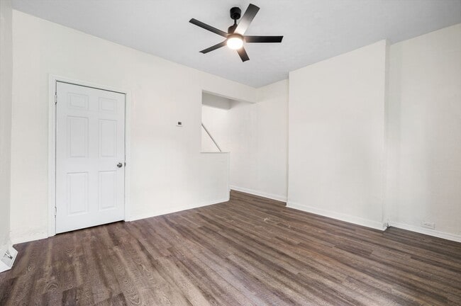 Building Photo - 3 bed 1 bath - newly updated, central air,...