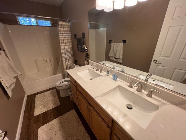 Building Photo - Fully furnished condo with pool