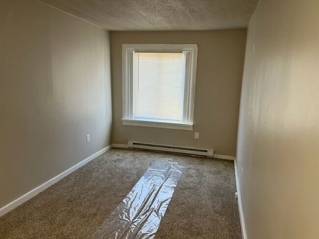 Building Photo - 136 N Spring St