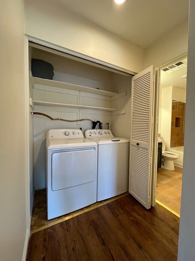 Building Photo - Canoga Park 2+1 w/pool + spa, gated entry + parking included!