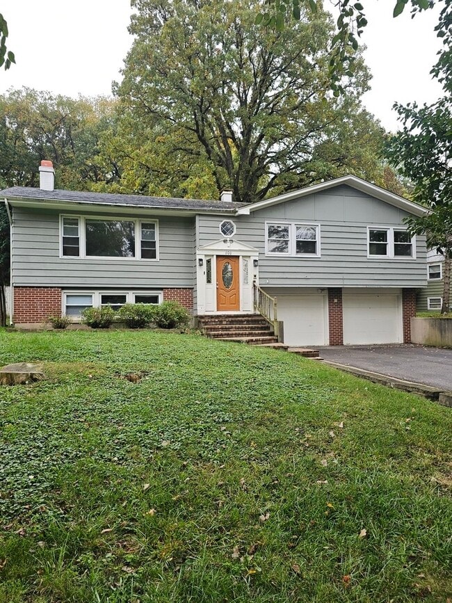 Building Photo - 600 Hawthorne Ln