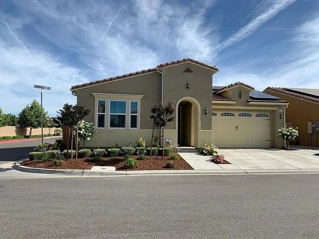 Primary Photo - Modern and well appointment home in Clovis...