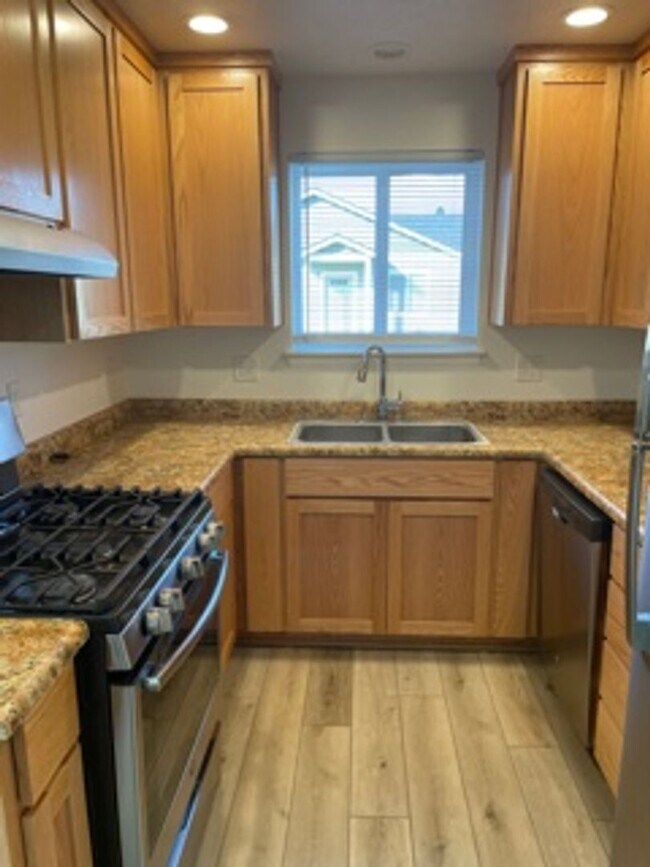 Building Photo - 3 BEDROOMS SINGLE LEVEL HOME