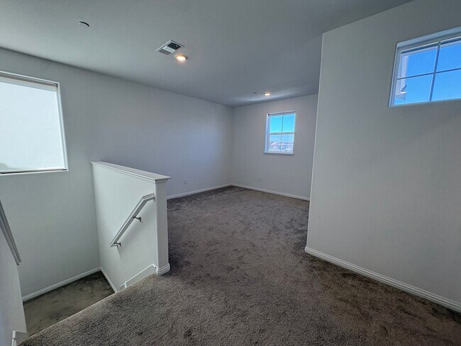Building Photo - 3 bedroom 2.5 Bath with Solar in Brentwood