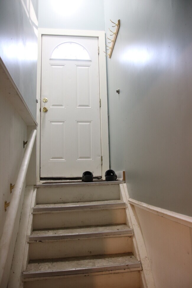 Building Photo - 2034 Warren Rd