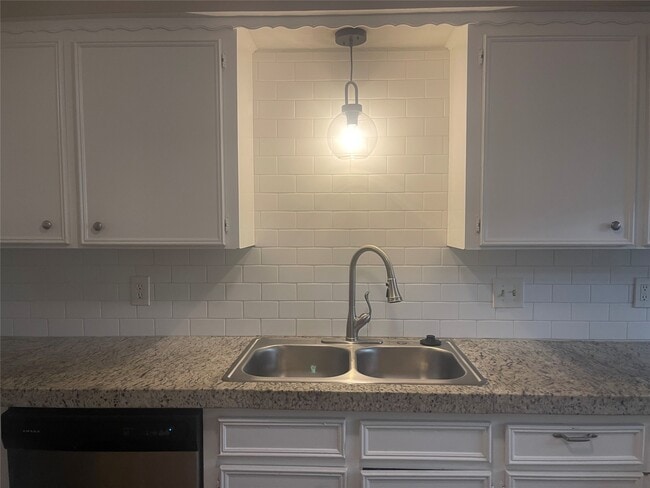 Building Photo - 2115 Yorktown Ct S