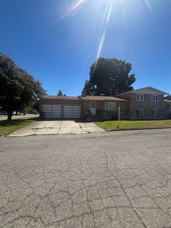 Building Photo - Maple Ave Duplex